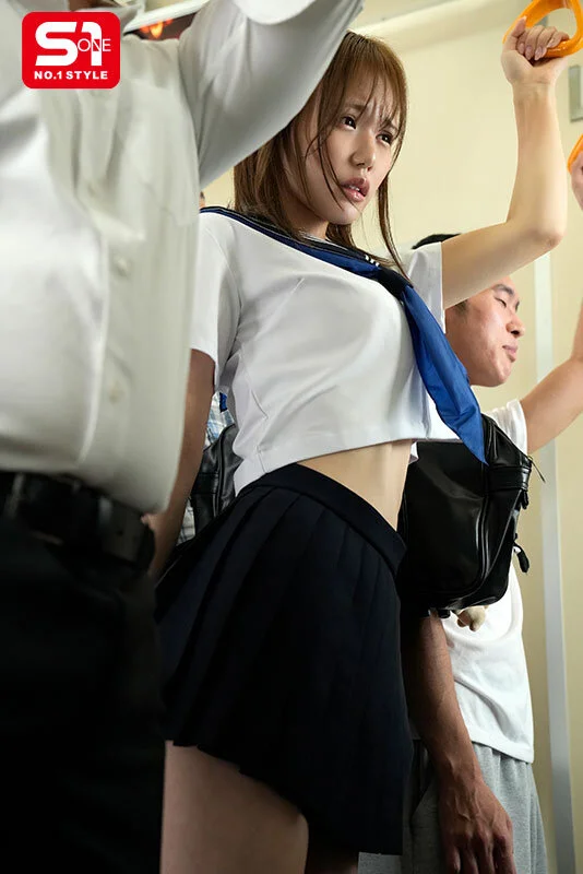 制服から覗く異様に長い手脚と規格外の170cm高身長は公衆の面前で痴●沼に晒される 渡部ほの
