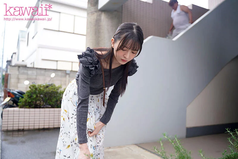 不愛想な隣人女子大生が、廊下で無愛想にパンツを見せつけてきますが…ムラムラしてんの？ 幸村泉希