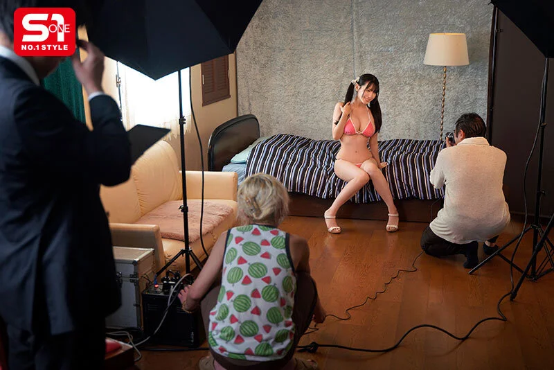 駆け出しグラドル、ロケ先の温泉旅館で大御所芸人に寝取られてしまう 紫堂るい