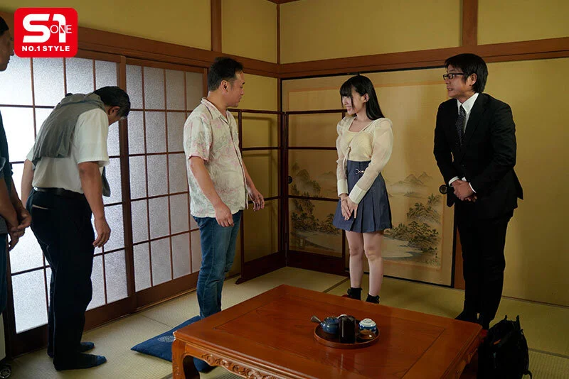 駆け出しグラドル、ロケ先の温泉旅館で大御所芸人に寝取られてしまう 紫堂るい