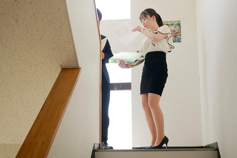 アナタの最高オナニーのために三田真鈴が可愛く見つめておち●こを刺激、そして何度も射精を笑顔で受け止める…大量顔射スマイルオナサポ