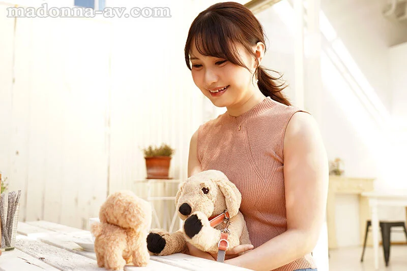 ペットの散歩中、絶対に1 回はナンパされる自然体で色気を振りまく人妻 新人 稲富詩音 35歳 AVデビュー