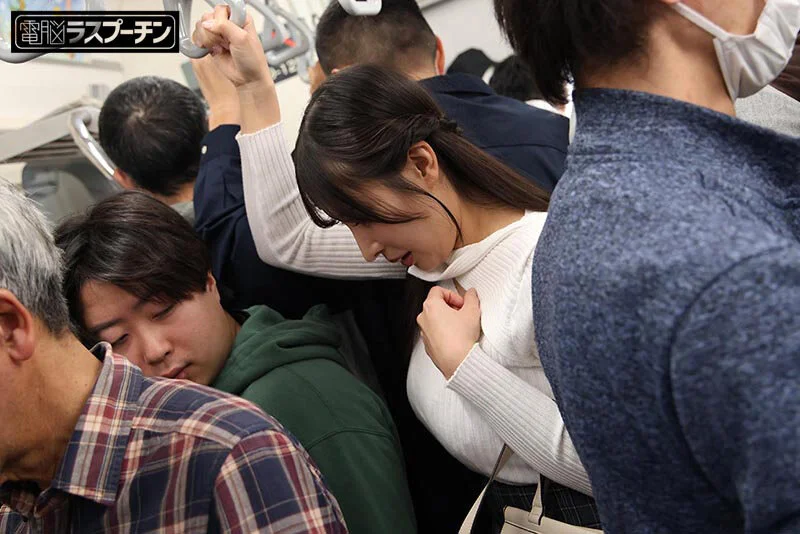 満員電車で吊り革にぶら下げられ両乳首同時開発のすえ無念の発情してしまった巨乳美女6 広瀬美結