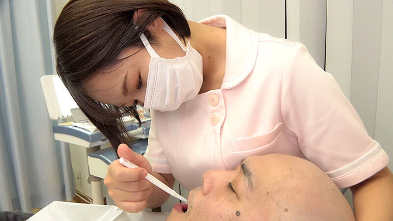 確信犯的にふわとろ巨乳を押し付けてくる歯科衛生士が勤務する誘惑デンタルクリニック